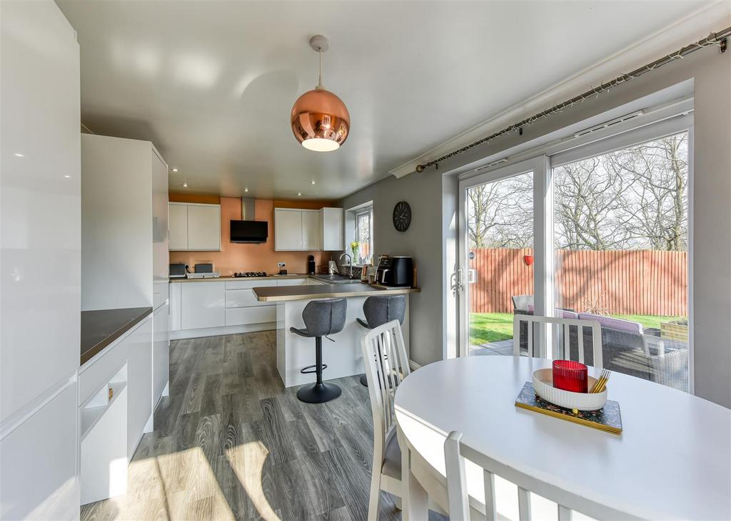 8 Oaklands-Kitchen (3).jpg