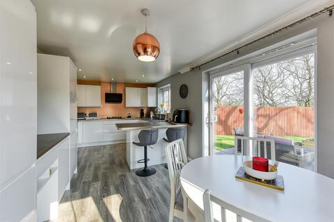 8 Oaklands, Wombourne, Wolverhampton, WV5 0AJ