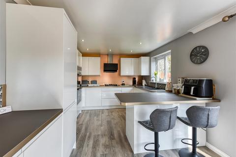 8 Oaklands, Wombourne, Wolverhampton, WV5 0AJ