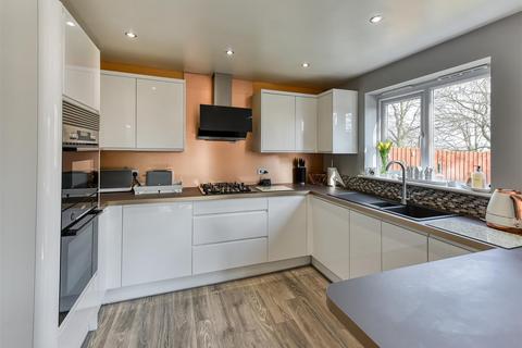 8 Oaklands, Wombourne, Wolverhampton, WV5 0AJ