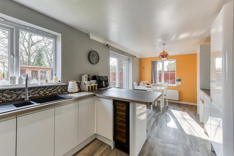 8 Oaklands, Wombourne, Wolverhampton, WV5 0AJ