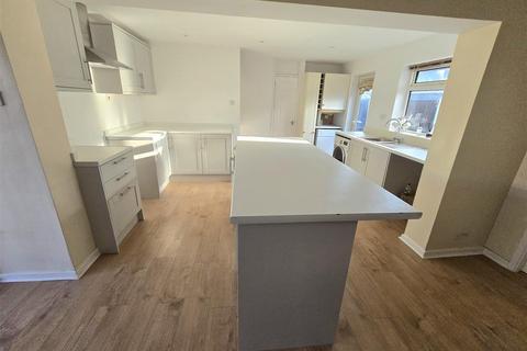 4 bedroom detached bungalow to rent, Mount Leven Road, Yarm