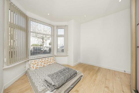 3 bedroom flat for sale, Park Road, London NW4