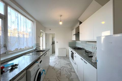 4 bedroom end of terrace house to rent, Movers Lane, Barking IG11