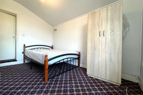 4 bedroom end of terrace house to rent, Movers Lane, Barking IG11