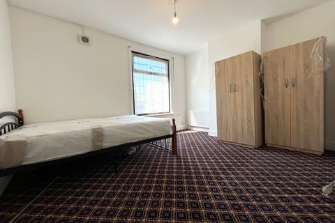 4 bedroom end of terrace house to rent, Movers Lane, Barking IG11