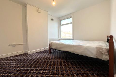 4 bedroom end of terrace house to rent, Movers Lane, Barking IG11