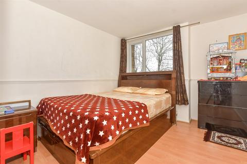2 bedroom duplex for sale, Copford Close, Woodford Green IG8