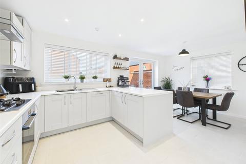 3 bedroom detached house for sale, Comfrey Gardens, Twigworth, Gloucester, Gloucestershire, GL2