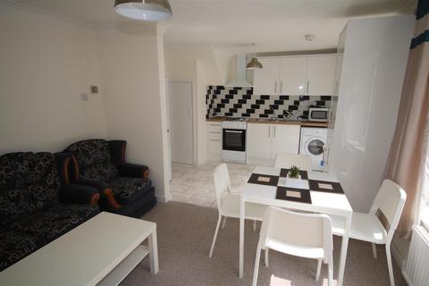 4 bedroom terraced house to rent, Tenterden Drive, Canterbury