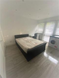 Studio to rent, Lancaster Road, London N4