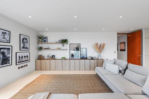 3 bedroom flat to rent, Oval Road, NW1