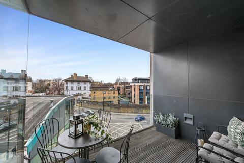 3 bedroom flat to rent, Oval Road, NW1