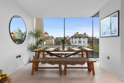 3 bedroom flat to rent, Oval Road, NW1