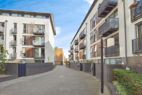 3 bedroom flat to rent, City Walk London SE1
