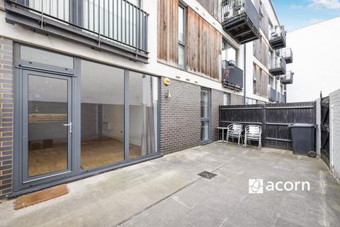 3 bedroom flat to rent, City Walk London SE1