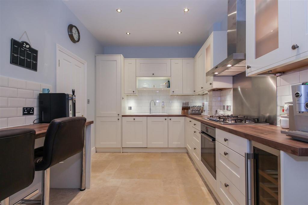 HIGH CEILINGED KITCHEN.jpg