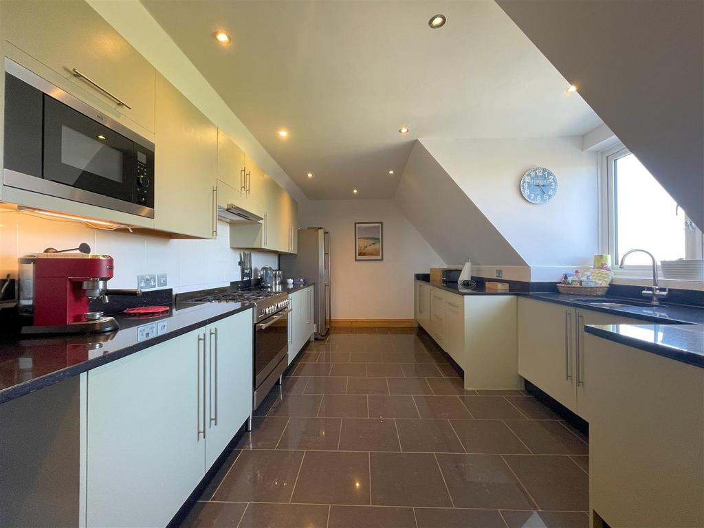 Kitchen 2.jpg