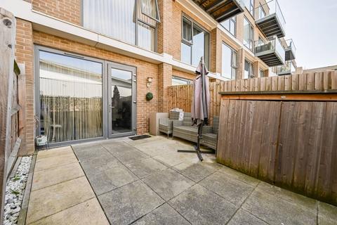 2 bedroom flat for sale, Hickman Avenue, Highams Park, London, E4