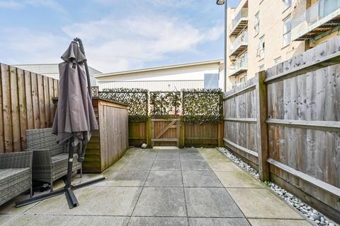 2 bedroom flat for sale, Hickman Avenue, Highams Park, London, E4