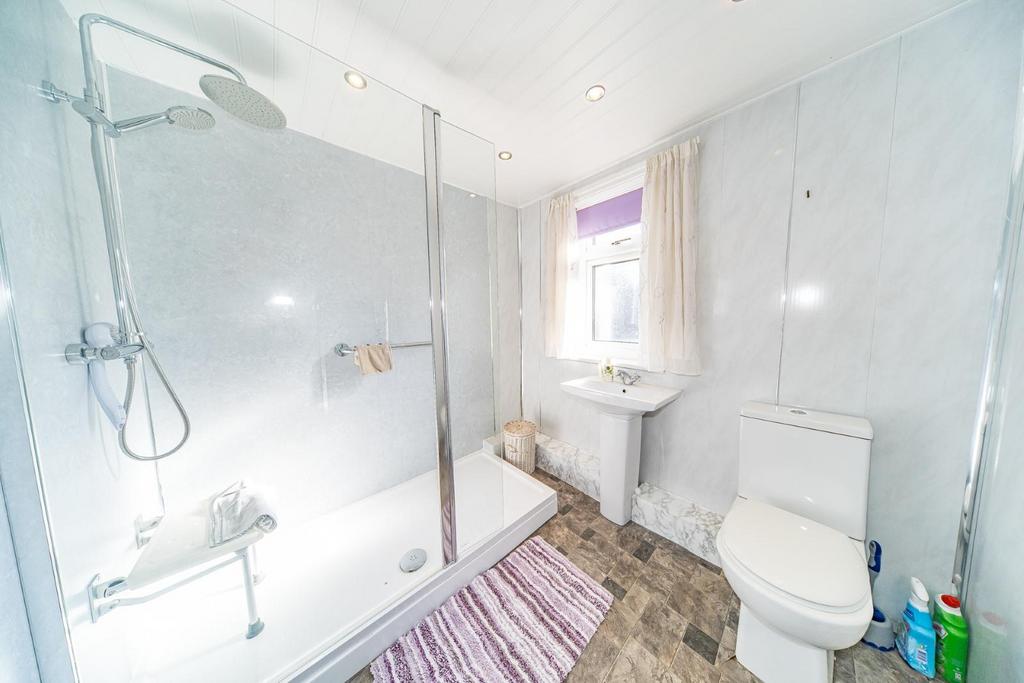 11 Ash Grove shower room 2.jpg
