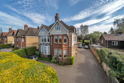 2 bedroom flat for sale, Busbridge Lane, Surrey GU7