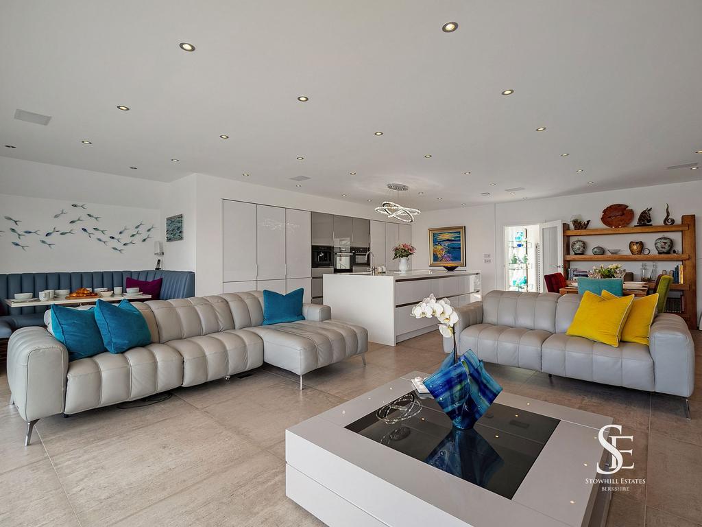 Open-plan living area / Kitchen