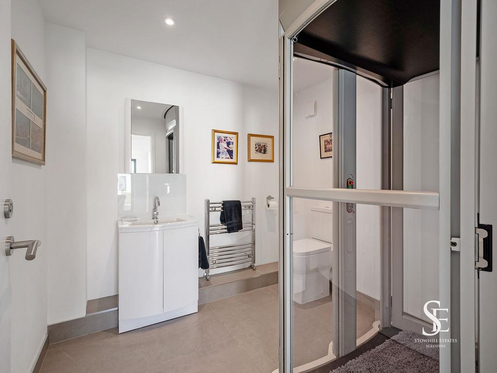 Annexe Downstairs WC &amp; Lift