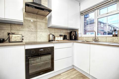 6 Niagara Close, Cheshunt, Waltham Cross, EN8 9HA