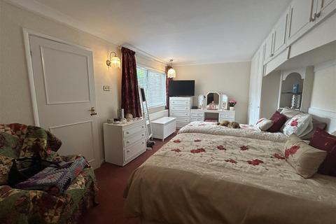 1 Lucerne Close, London, N13 4QJ