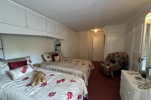 1 Lucerne Close, London, N13 4QJ