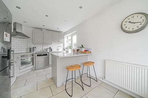 20 Lake Close, Byfleet, West Byfleet, KT14 7AE
