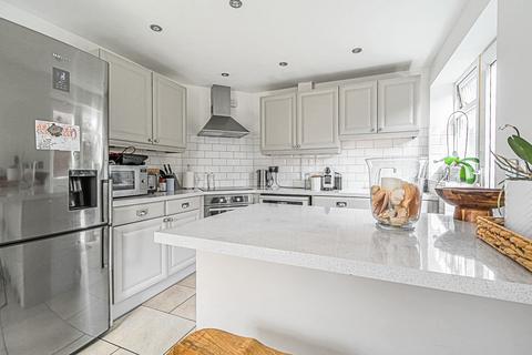 20 Lake Close, Byfleet, West Byfleet, KT14 7AE