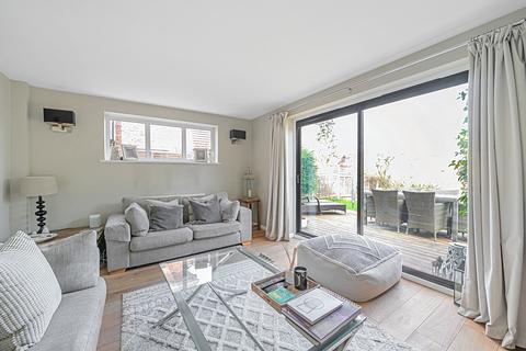 20 Lake Close, Byfleet, West Byfleet, KT14 7AE