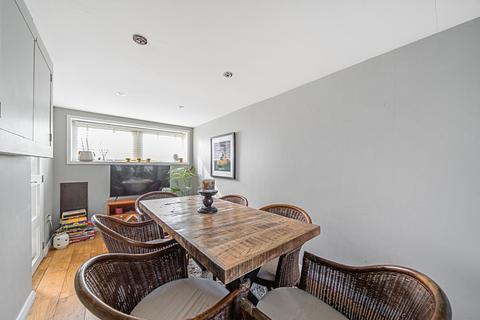 20 Lake Close, Byfleet, West Byfleet, KT14 7AE