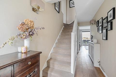 20 Lake Close, Byfleet, West Byfleet, KT14 7AE