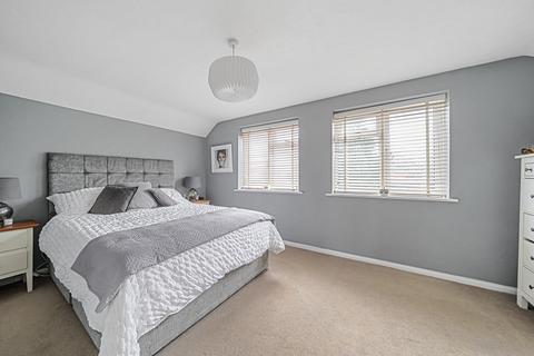 20 Lake Close, Byfleet, West Byfleet, KT14 7AE