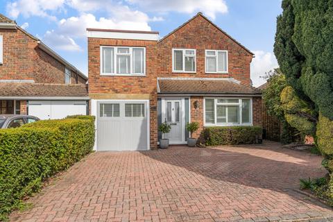 20 Lake Close, Byfleet, West Byfleet, KT14 7AE