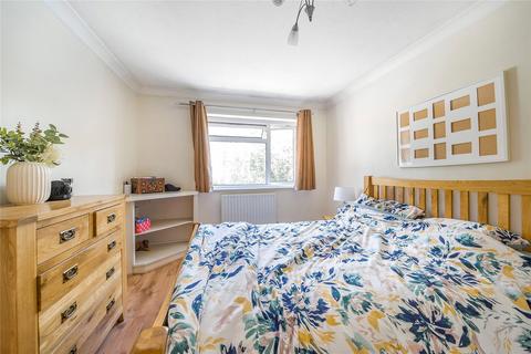 13 Barton Close, Addlestone, KT15 1JE