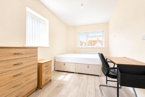 1 bedroom in a house share to rent, Church Stretton Road, Hounslow, TW3