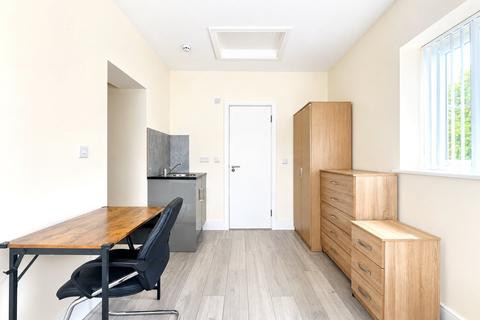1 bedroom in a house share to rent, Church Stretton Road, Hounslow, TW3