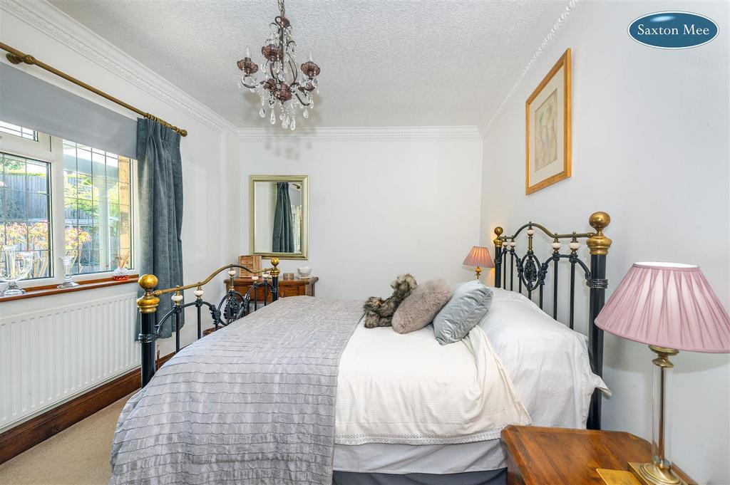 Bedroom 1 5347.jpg