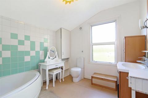 2 bedroom terraced house to rent, Holbrook Road | Stratford | E15