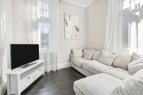 1 bedroom flat for sale, Akrill House, Hollybush Lane, Harpenden, Hertfordshire