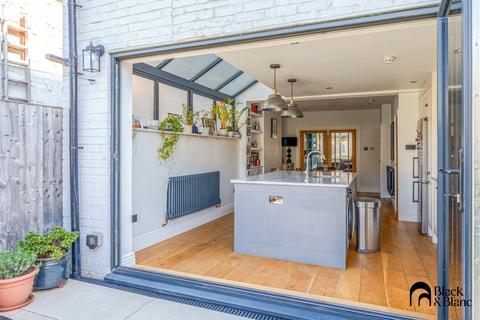 33 Addiscombe Court Road, Croydon, CR0 6TT