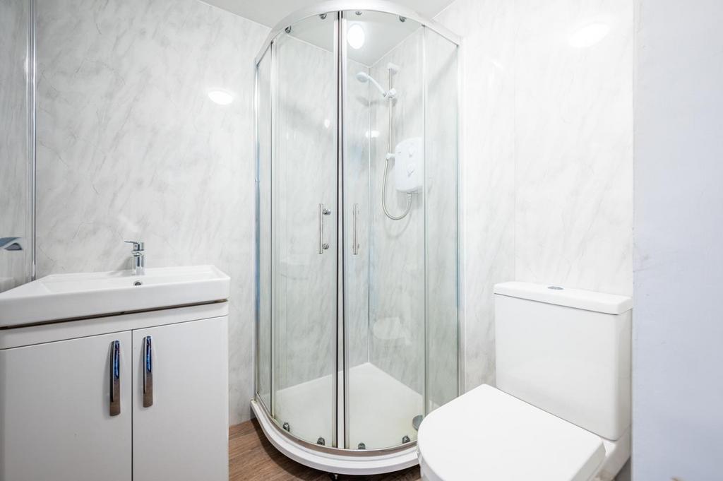 Shower Room - 33 Greenlees.jpg