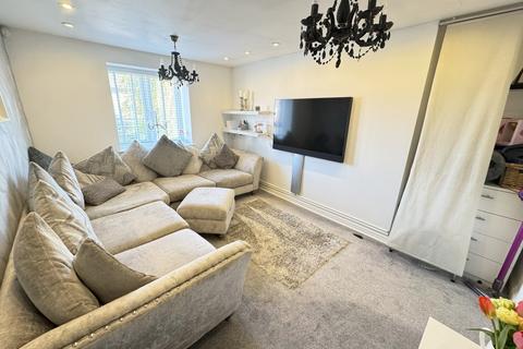 Flat 3, 3 Bedfont Road, Stanwell, Staines-upon-thames, TW19 7LR