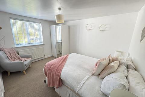 Flat 3, 3 Bedfont Road, Stanwell, Staines-upon-thames, TW19 7LR