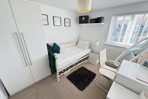 Flat 3, 3 Bedfont Road, Stanwell, Staines-upon-thames, TW19 7LR