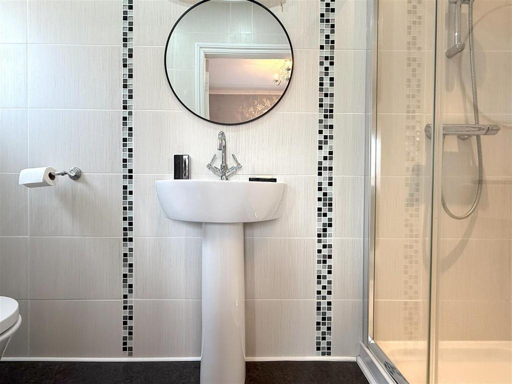En suite shower room/wc